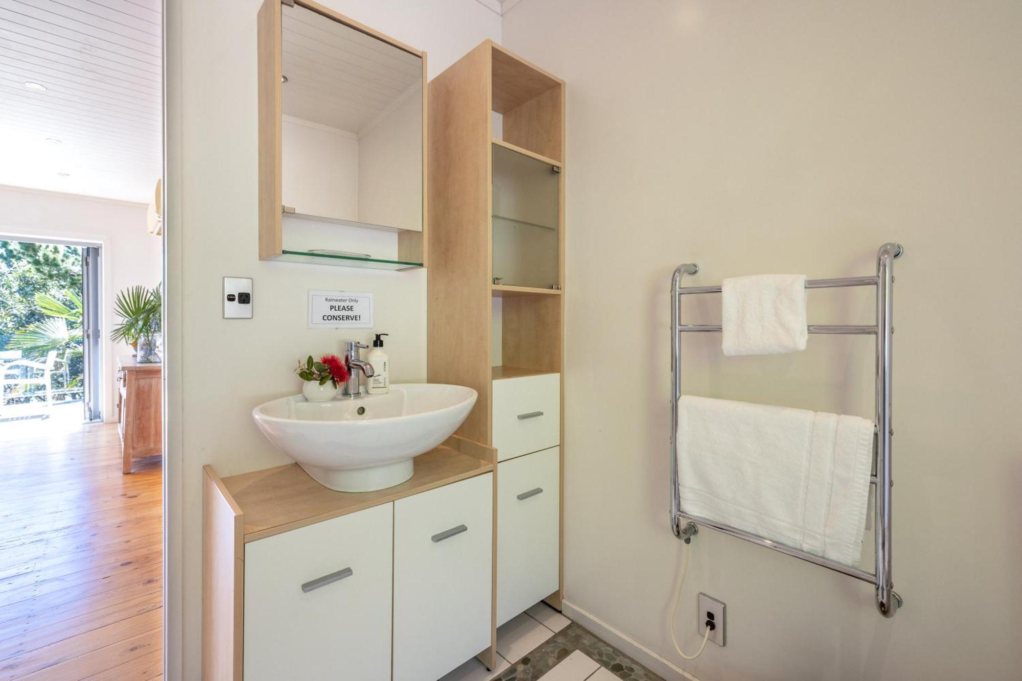 Tawa Cottage - Coast & Country Oneroa Экстерьер фото
