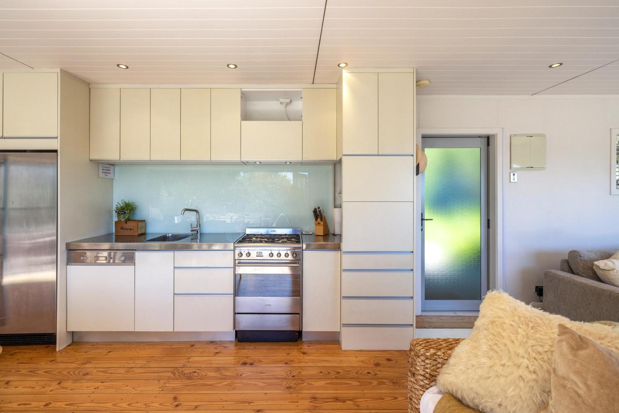 Tawa Cottage - Coast & Country Oneroa Экстерьер фото